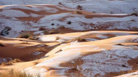 Una nevada tiñe de blanco las dunas en la 'puerta de entrada al desierto' del Sáhara (FOTOS)