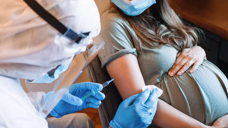 Vacunarse no afecta las probabilidades de embarazo, pero contraer covid-19 sí podría afectar la fertilidad masculina, revela nuevo estudio