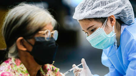 Los adultos mayores no vacunados tienen 49 veces más probabilidades de ser hospitalizados que aquellos con dosis de refuerzo, según los CDC