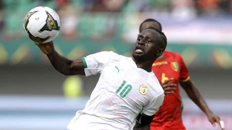 El delantero senegalés Sadio Mané pierde el conocimiento al chocar con un rival y anota un soberbio gol en la siguiente jugada (VIDEO)