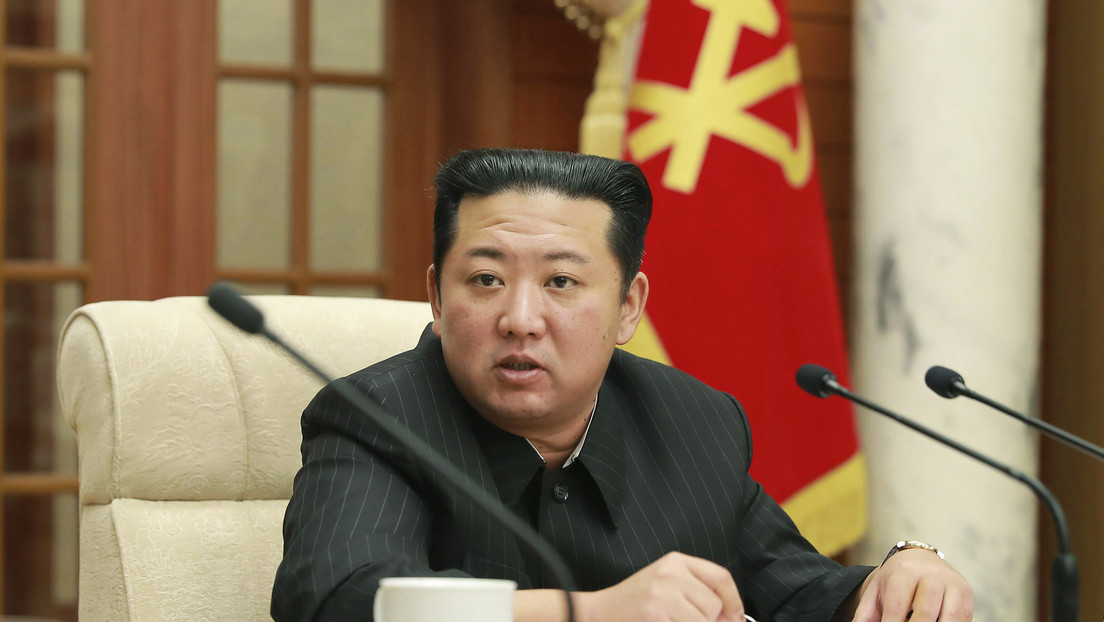 Un medio estatal norcoreano afirma que Kim Jong-un "se marchitó por completo" debido a sus preocupaciones y el duro trabajo por su pueblo