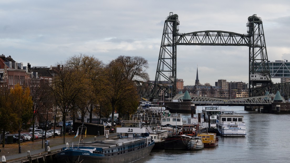 Un icónico puente neerlandés será parcialmente desmantelado para dejar pasar el megayate en construcción de Bezos