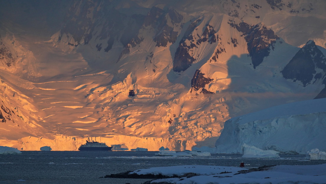 Armada Argentina remolca a un buque ruso que se hallaba varado en la Antártida
