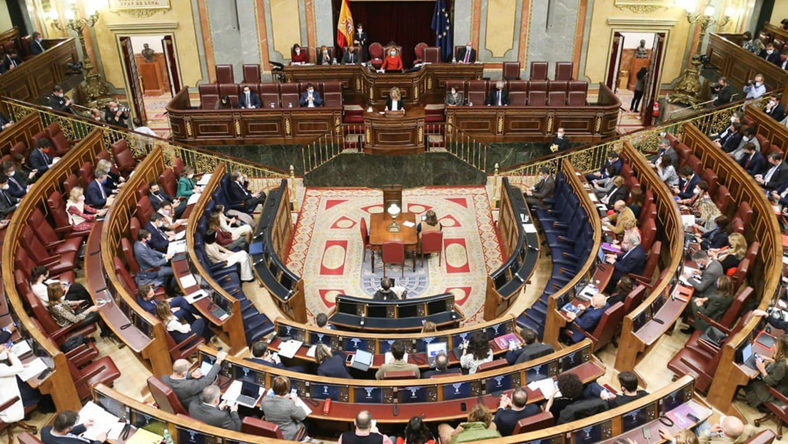Las sospechas de 'compra de votos' y el error de un diputado conservador empañan la aprobación de la reforma laboral en España