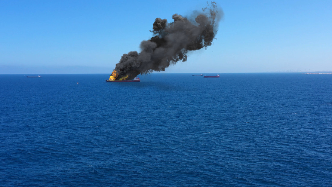Un buque petrolero explota frente a las costas de Nigeria (VIDEOS)