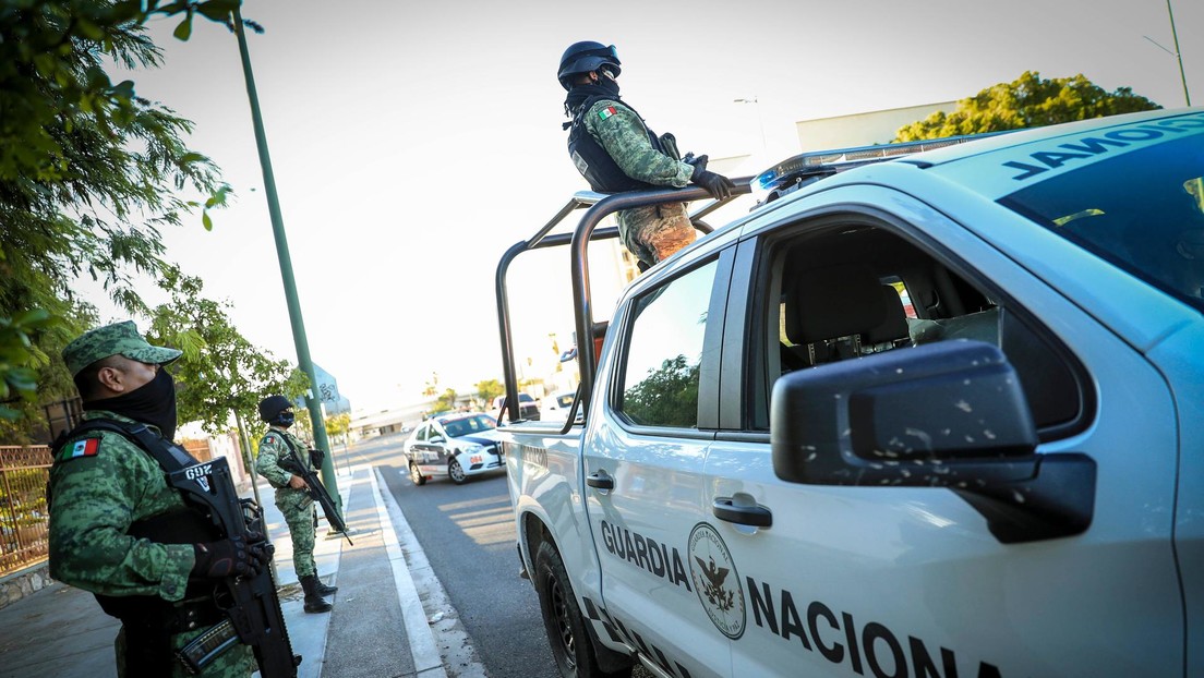 La fallida toma de una caseta por parte de normalistas de Ayotzinapa provoca choques con la policía y deja al menos 14 oficiales heridos en México
