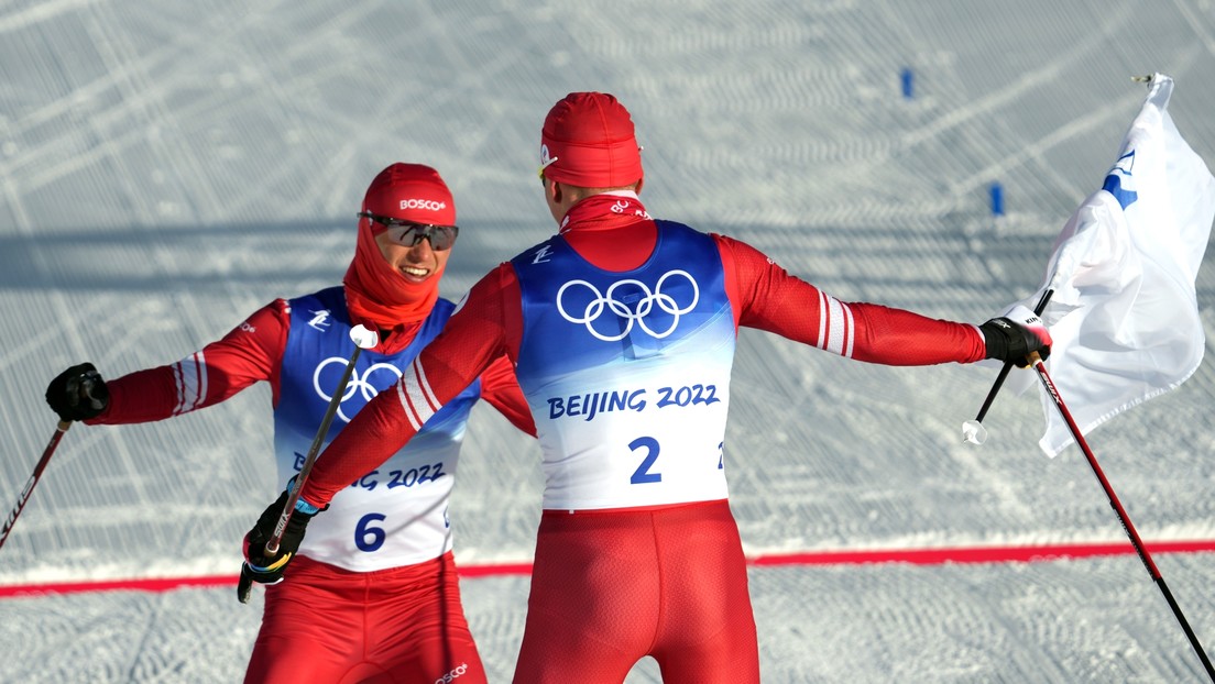 Deportistas rusos se llevan el oro y la plata en esquiatlón masculino en los JJ.OO. de Pekín