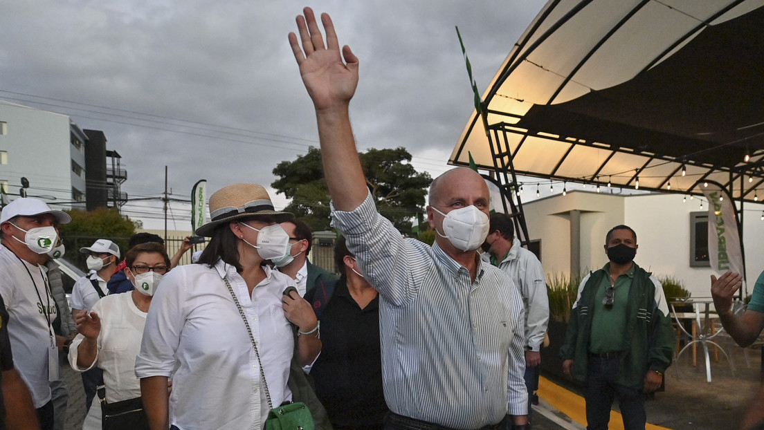 El expresidente José María Figueres lidera las elecciones en Costa Rica y enfrentaría la segunda vuelta con el economista Rodrigo Chaves