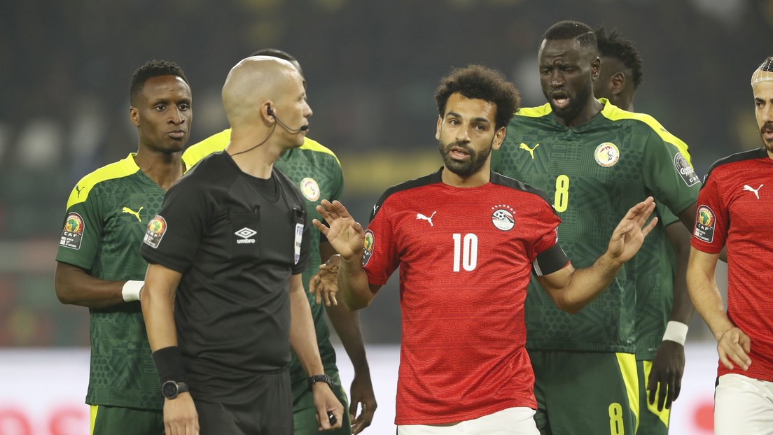 Árbitro 'trolea' a Mohamed Salah durante la final de la Copa Africana, ofreciéndole hacerse cargo del partido ante sus reiteradas protestas (VIDEO)
