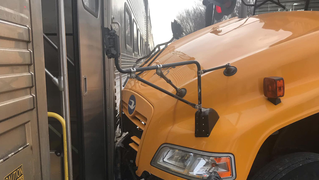 Una conductora de un autobús escolar saca a los niños del vehículo minutos antes de que un tren lo embistiera