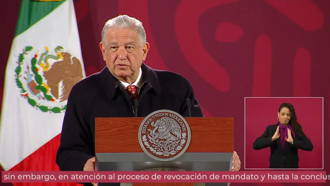 El inusual mensaje en la rueda de prensa de López Obrador que apareció después de que el INE le ordenara no opinar sobre la revocación de mandato