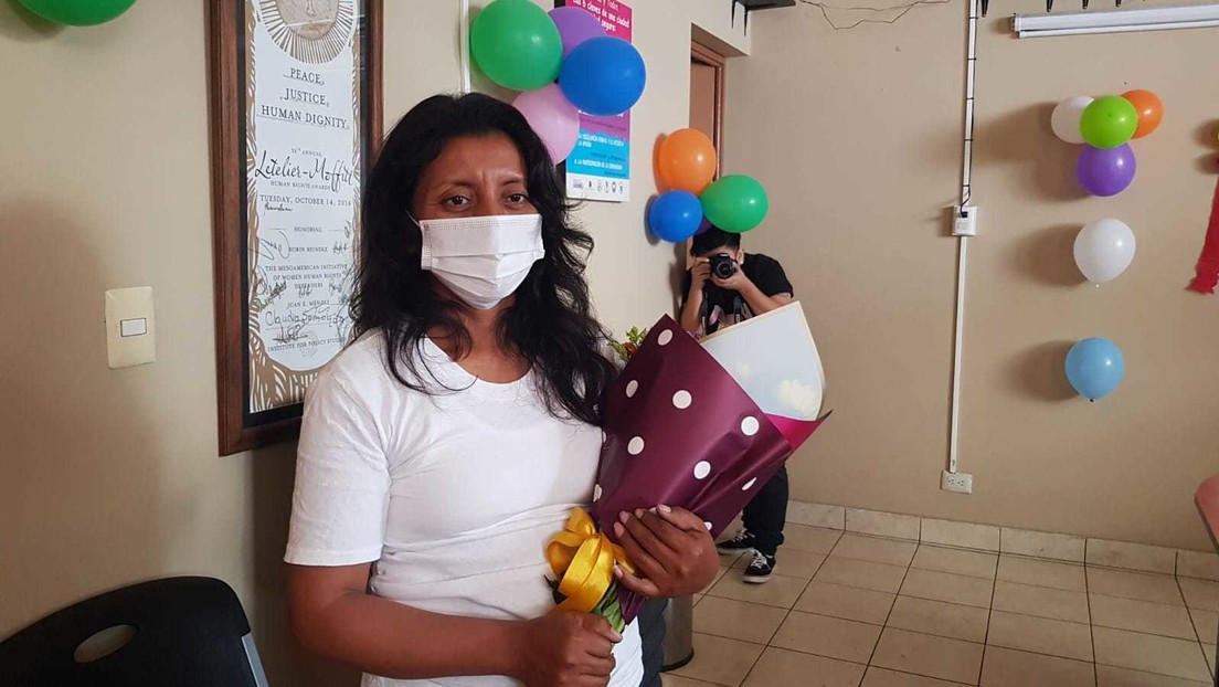 Liberan en El Salvador a una mujer que pasó 10 años en prisión tras sufrir una emergencia obstétrica