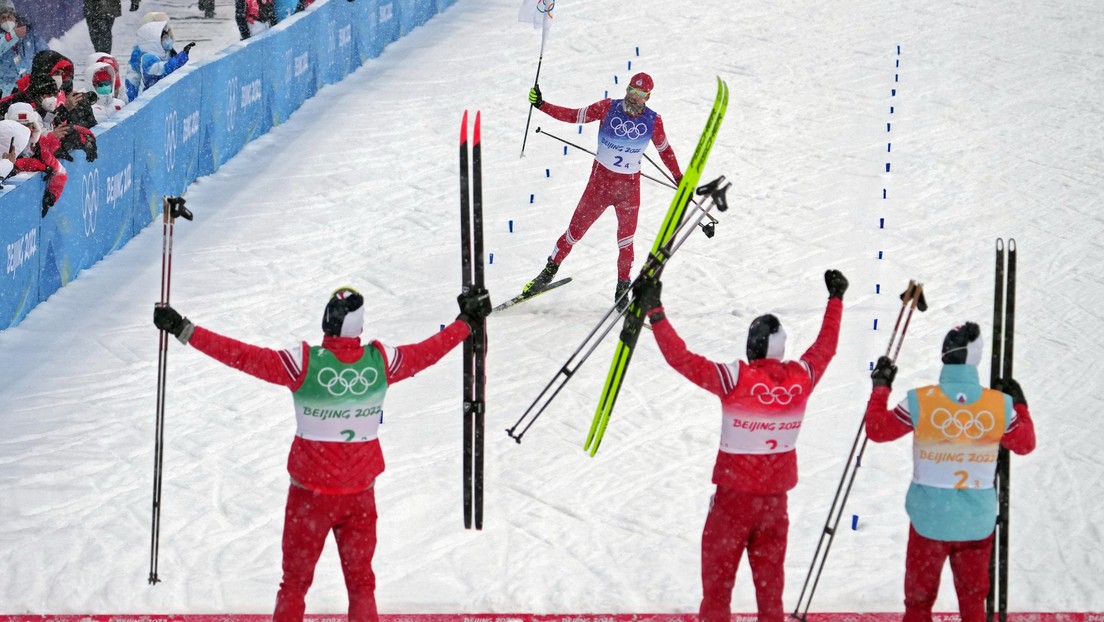 Esquiadores rusos ganan el oro en relevos en unos Juegos Olímpicos por primera vez en 42 años