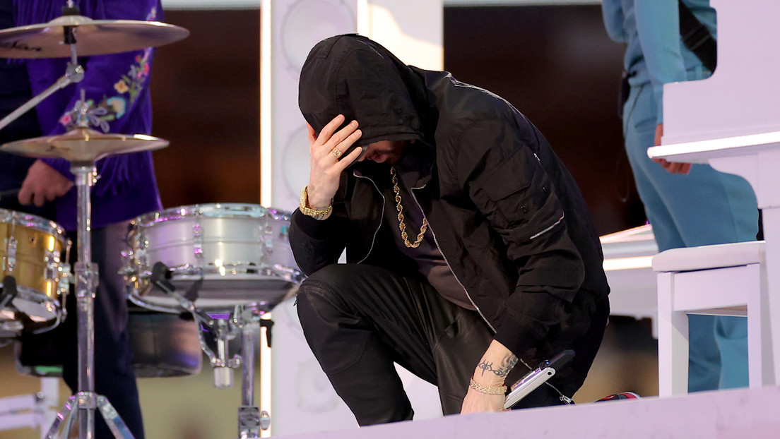 Eminem genera polémica al arrodillarse durante el espectáculo de medio tiempo del Super Bowl