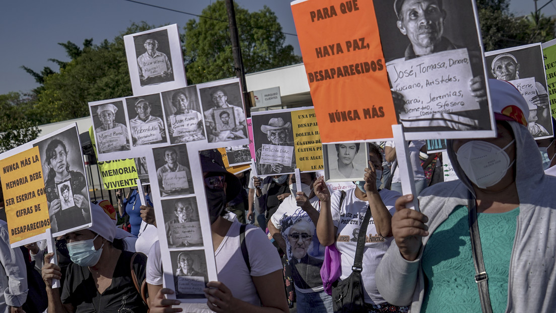 Investigadores españoles desarrollan una base de datos genética para identificar a desaparecidos en El Salvador y en la ruta del migrante