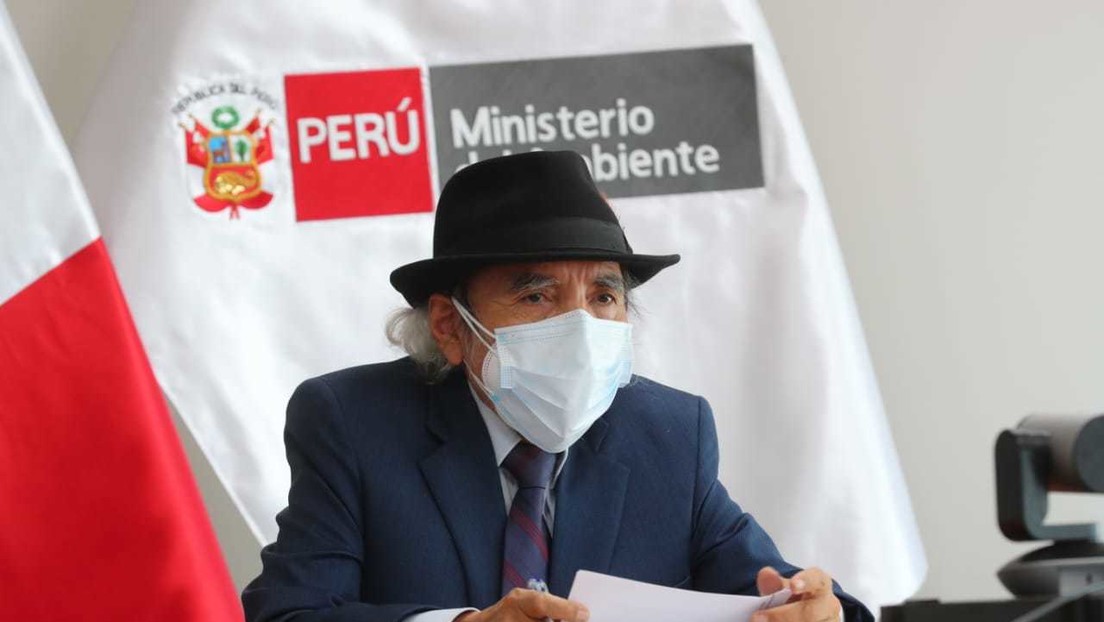 El ministro de Ambiente de Perú denuncia que Repsol no ha recogido ni el 20 % del crudo derramado en sus costas en enero pasado