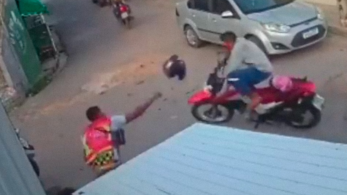 Un hombre lanza un casco a la cara de un ladrón y evita el robo de una motocicleta (VIDEO)