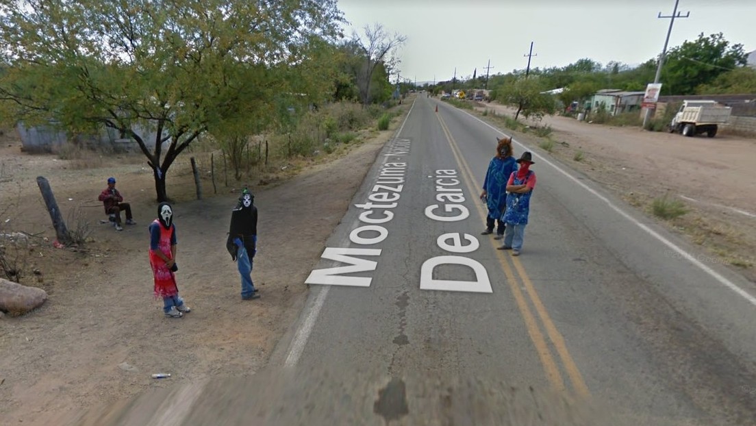 ¿Mascarada o miembros de un cártel?: hallan en Google Maps una inquietante imagen de personas disfrazadas en una carretera en México