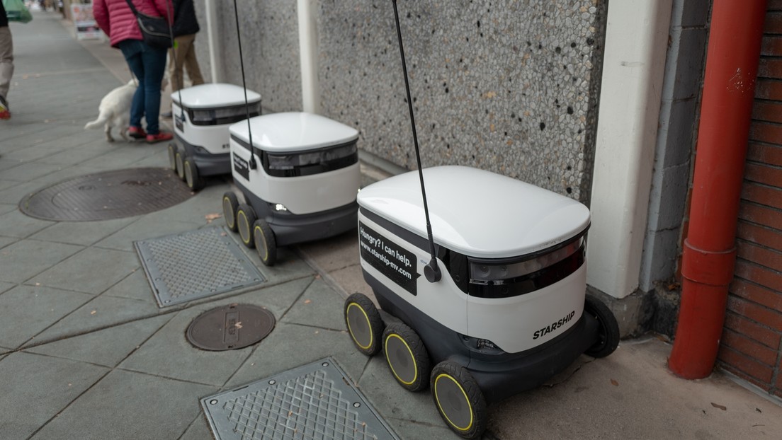 Se forma un atasco de robots repartidores de comida en un campus de EE.UU. (FOTO)