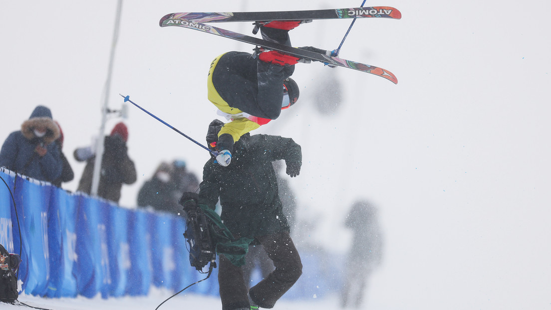 Un esquiador choca contra un camarógrafo en los Juegos Olímpicos