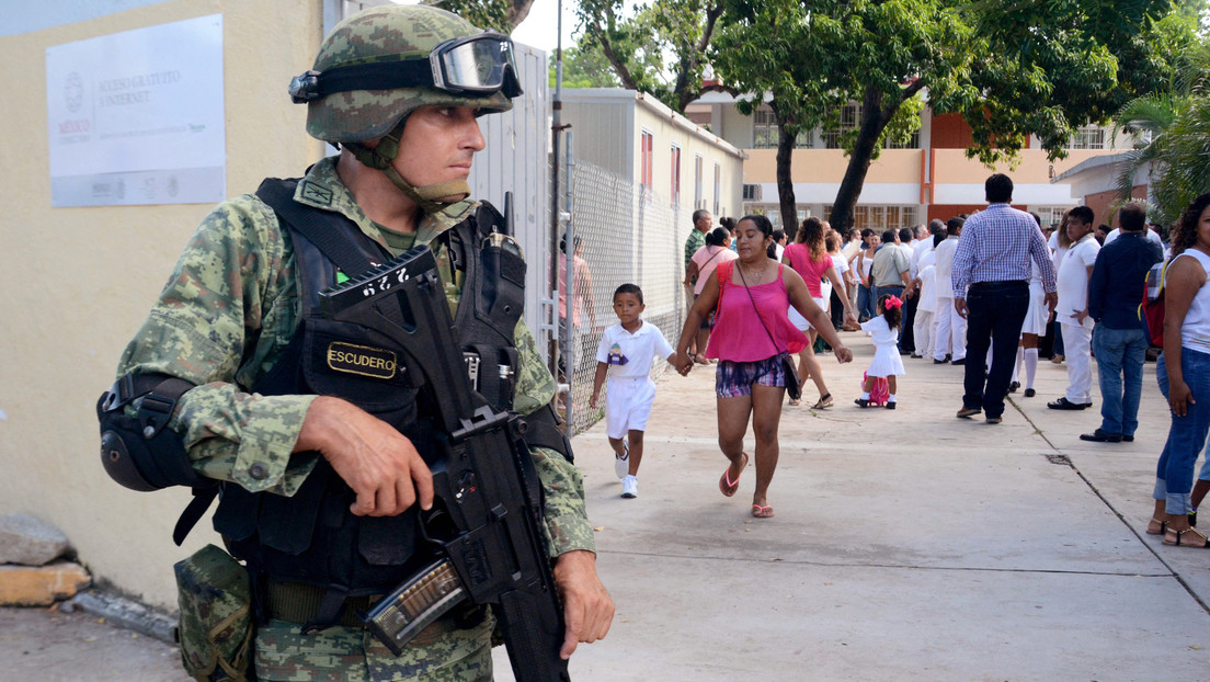 Miembros del Ejército mexicano son retenidos por los pobladores en rechazo a la "militarización" en un municipio de Guerrero