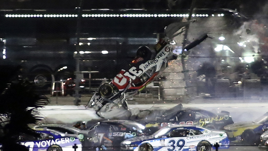 Un piloto de NASCAR sale vivo tras sufrir un violento choque durante una carrera (VIDEO, FOTOS)