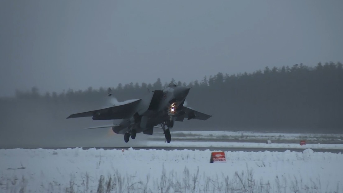 VIDEO: Cazas-interceptores rusos entrenan en forzar a aterrizar a aeronaves intrusas en condiciones de visibilidad limitada