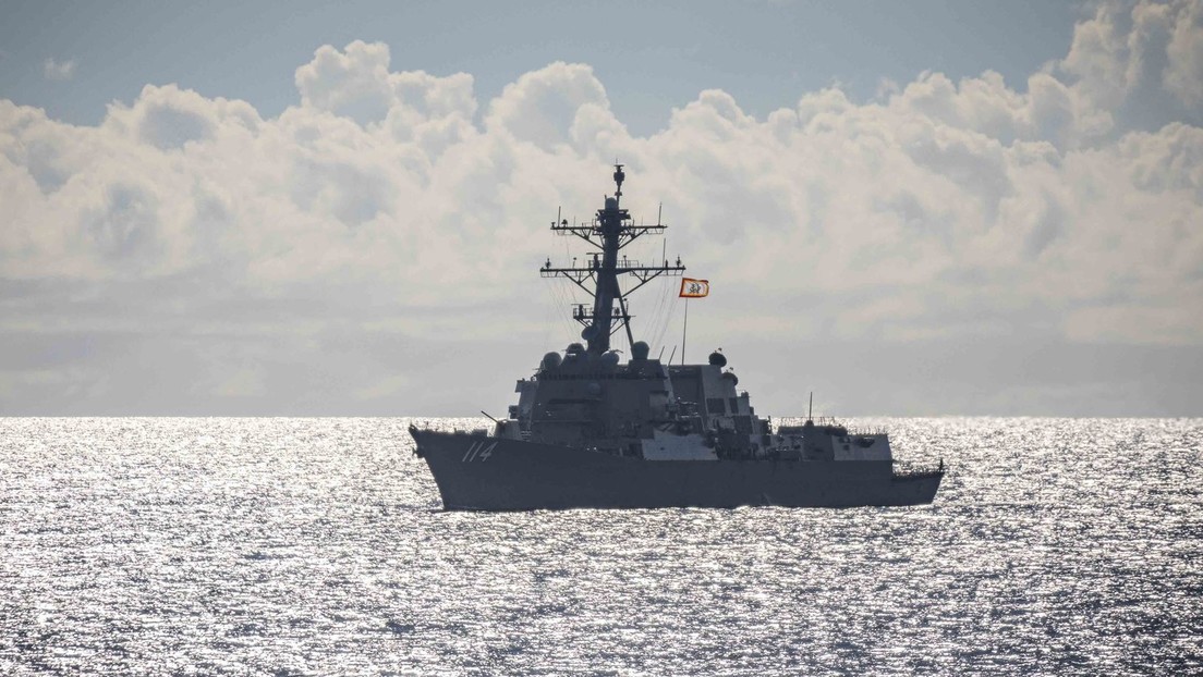 Un buque de guerra estadounidense pasa por el estrecho de Taiwán