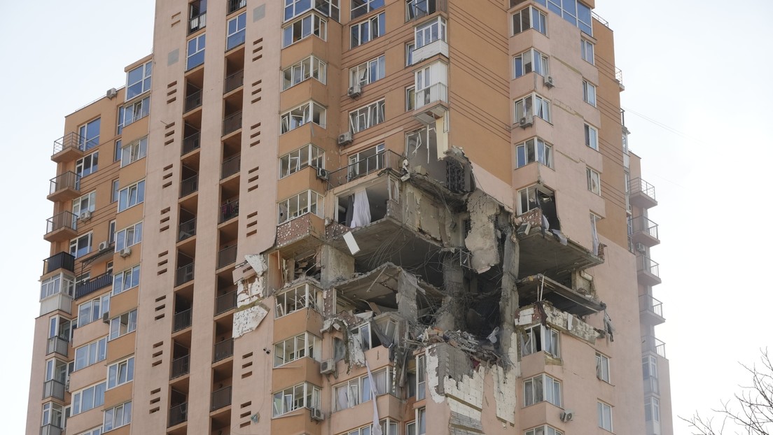 Un misil impacta un edificio residencial de gran altura en Kiev y deja heridos