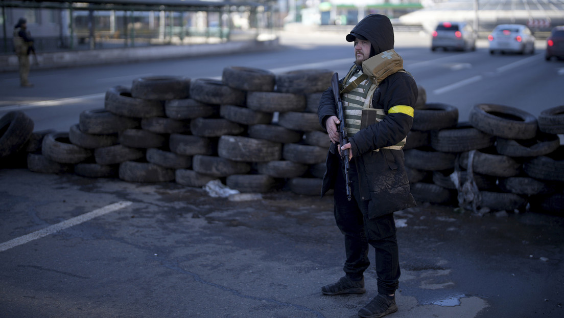 Ministerio de Defensa ruso: "El régimen nacionalista en Kiev reparte en masa y sin control armas automáticas, lanzagranadas y municiones a civiles"