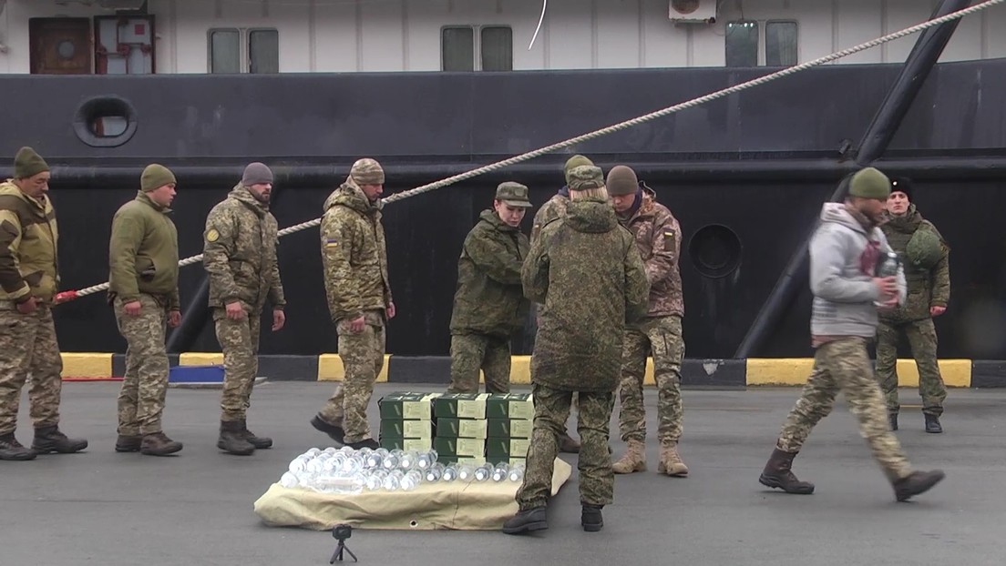 Rusia afirma que lanchas militares de Ucrania atacaron buques que trasportaban a los militares ucranianos cautivos