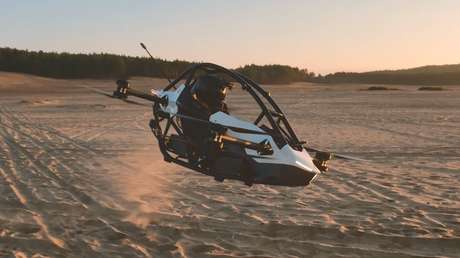 VIDEO: Muestran la capacidad de vuelo de una aeronave eléctrica a lo 'Star Wars' sobre el agua