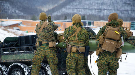 Marines estadounidenses prueban un robot eléctrico silencioso Hunter WOLF para ver su desempeño en condiciones de montaña