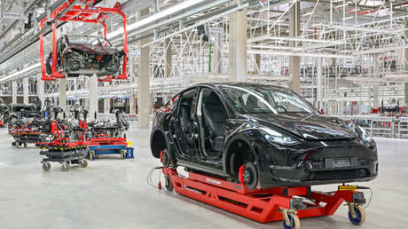 Reportan que Tesla eliminó en secreto un componente de algunos de sus autos para lidiar con la escasez de chips