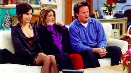 China censura varias escenas de un personaje lésbico en la serie 'Friends', provocando indignación entre los fanes