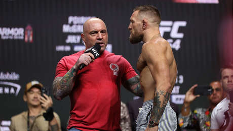 Corean "liberen a Joe Rogan" durante un evento de la UFC en apoyo al polémico presentador