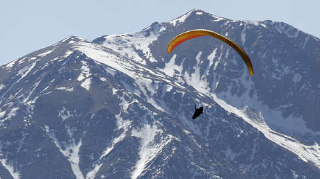 VIDEO: Un instructor de parapente chileno vive intensos segundos al ser arrastrado por el viento y quedar colgando en el aire