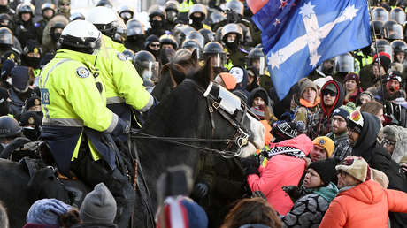 Más de 100 detenidos en las protestas de camioneros en Ottawa: la Policía usa porras y gas pimienta (VIDEOS)