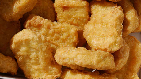 Un empleado de McDonald’s muestra cómo se preparan los 'nuggets' y las papas fritas en solo tres minutos