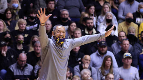 Suspenden por el resto de la temporada a un excampeón de la NBA por golpear a un entrenador del equipo rival (VIDEO)
