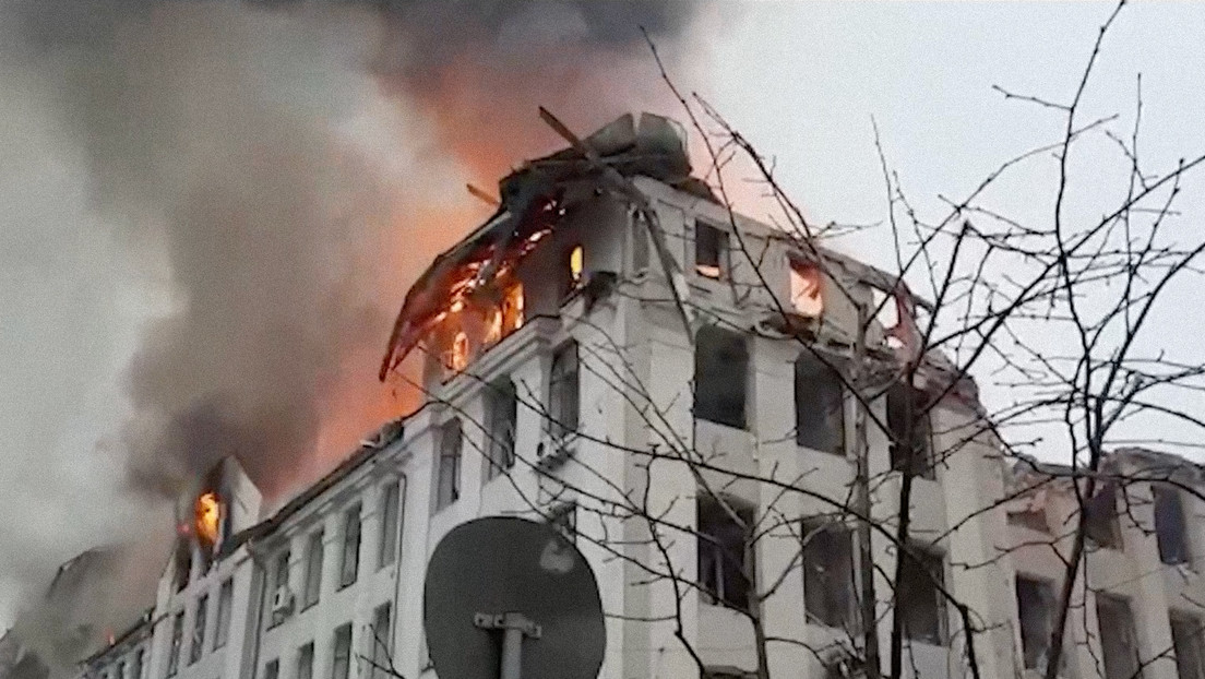 VIDEO: Se incendia la sede regional de la Policía en Járkov tras un ataque de proyectiles
