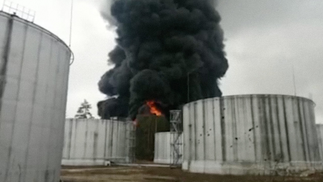 VIDEO: Arde una terminal petrolera en Ucrania tras el impacto de un proyectil
