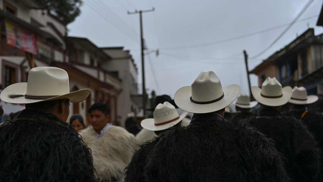 Una turba de hombres agrede a una mujer indígena en el Carnaval de San Juan Chamulas en Chiapas (VIDEO)
