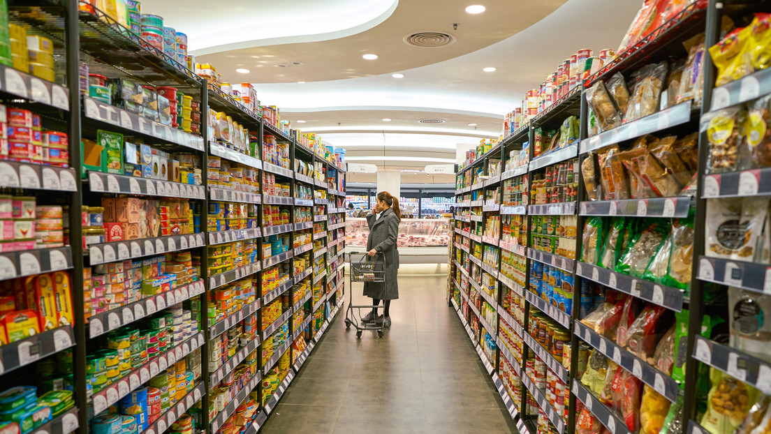 Las tiendas de Hong Kong racionan alimentos y medicamentos para frenar las compras de pánico en medio de temores a un confinamiento por el covid