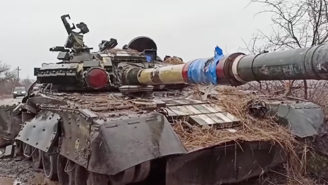 Trincheras y misiles antitanque abandonados y tanques destrozados: el Ejército ruso muestra el camino de su operación en Ucrania (VIDEO)