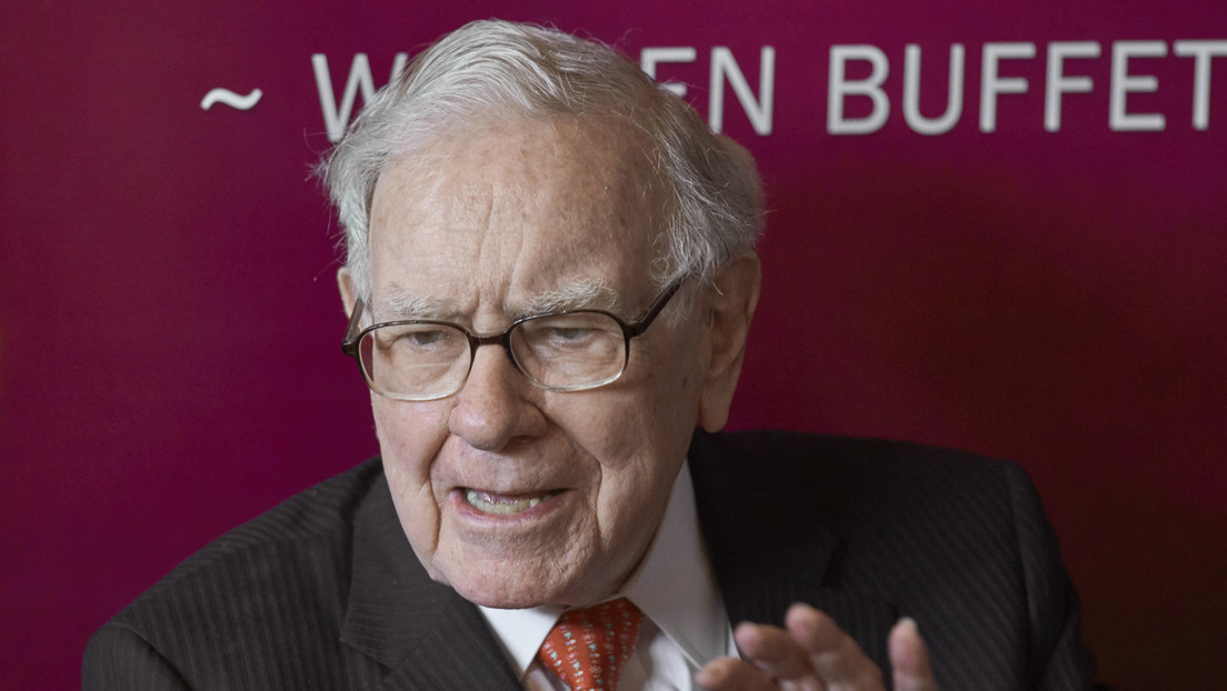 Warren Buffett apuesta por invertir en ferrocarriles, pero no convence a todos: "es una mala idea"