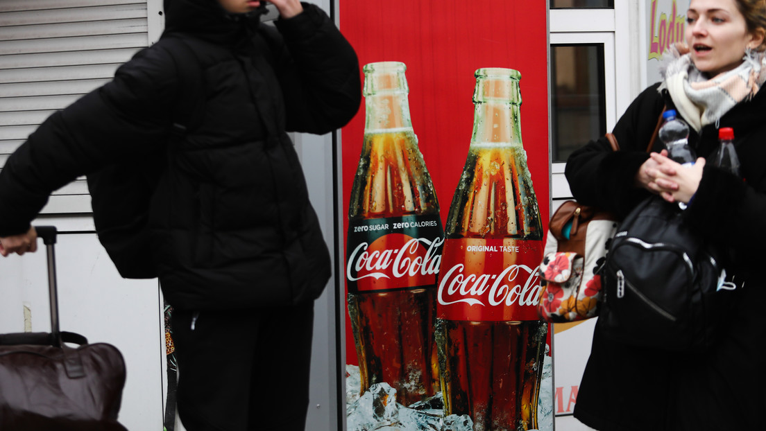 Coca-Cola suspende sus operaciones en Rusia
