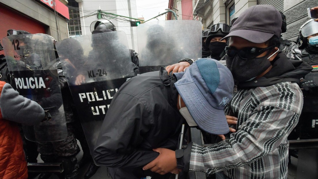 Al menos cinco heridos por choques con la policía durante una marcha de maestros en Bolivia