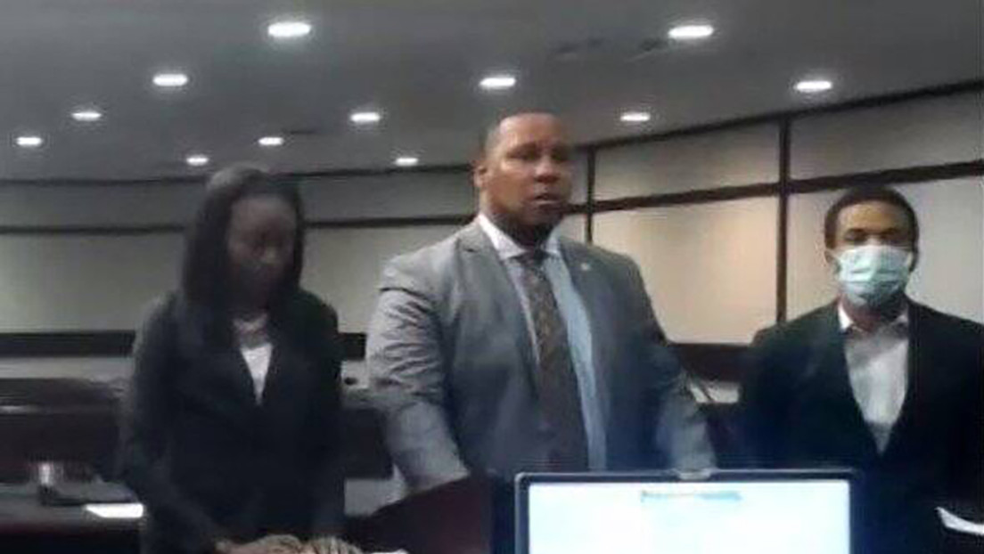 Sentencian a dos años de arresto domiciliario a un empleado de Dunkin' que golpeó mortalmente a un cliente por un insulto racial