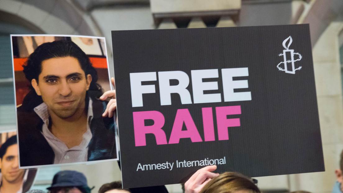 El bloguero saudí Raif Badawi sale de prisión tras pasar 10 años detenido por "insultar al islam" en medios digitales